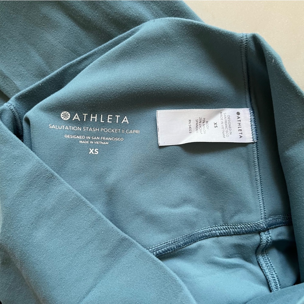 Athleta Salutation Stash Pocket II Capri Leggings In Blue Green Size XS - Picture 7 of 7